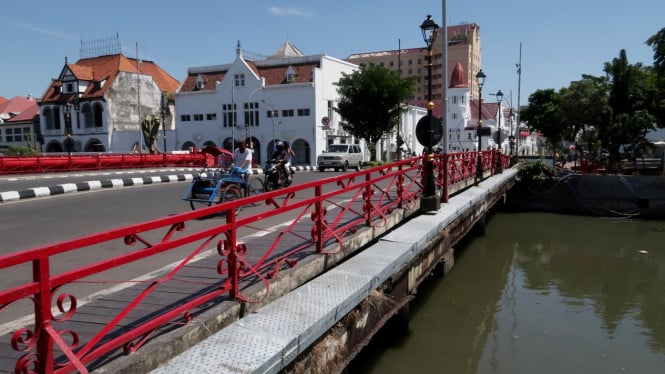 Jembatan Merah Surabaya, Sejarah Jembatan Merah Surabaya, Asal-Usul Legenda Mbok Rondo, Penampakan dan Cerita Mistis, Daya Tarik Wisata Jembatan Merah, Makna Budaya dan Kepercayaan Lokal, Tips Mengunjungi Jembatan Merah