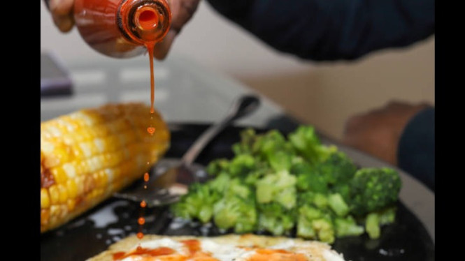 Ilustrasi menambahkan saus untuk cocolan makanan, Kenapa Saus Bisa Picu Hipertensi?, Bahaya Natrium Berlebihan di Balik Saus Botolan, Saus: Masalahnya Bukan Cuma Banyak, Tapi Sering, Saus Botolan vs Saus Rumahan, Solusi Sehat: Saus Rendah Sodium &amp; Tips Cermat Memilih, Siapa yang Harus Lebih Hati-Hati?, Tips Mengurangi Ketergantungan Saus