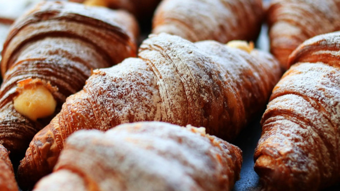 croissant, Kipferl: Nenek Moyang Croissant dari Austria, Perjalanan Croissant ke Prancis, Inovasi Prancis: Teknik Laminasi dan Puff Pastry, Evolusi Croissant: Dari Tradisional ke Modern, Fakta Unik: Simbol Perlawanan dan Kemenangan, Proses Pembuatan yang Rumit
