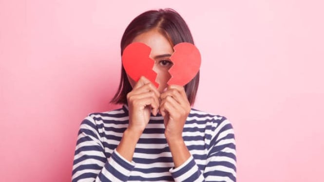 Ilustrasi patah hati, Emosi &amp; Tubuh: Terhubung Lebih Dalam dari yang Kamu Kira, Kenapa Patah Hati Bisa Bikin Berat Badan Turun?, Turun Berat Badan = Sehat? Belum Tentu!, Kapan Harus Khawatir?, Tips Self-Healing: Pulihkan Hati Tanpa Merusak Tubuh