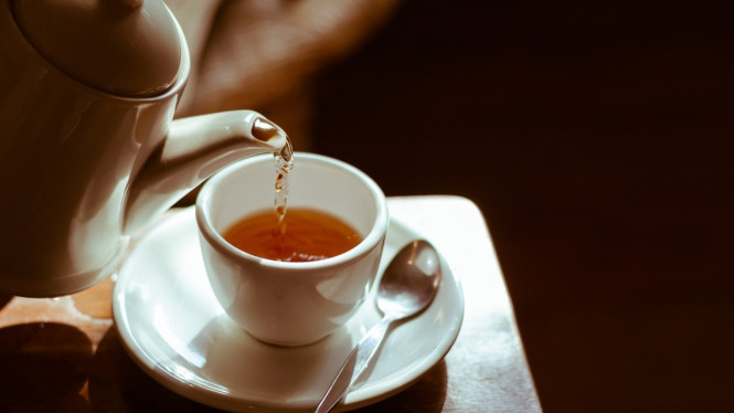 Teh manis hangat, Gula di Teh Manis: Seberapa Banyak?, Apa yang Terjadi Saat Kamu Minum Teh Manis di Pagi Hari?, Efek Jangka Panjang: Dari Lambung sampai Metabolisme, Teh Manis Lebih Sehat dari Soft Drink? Belum Tentu!, Kapan Teh Manis Masih Aman Dikonsumsi?, Alternatif Sehat Pengganti Teh Manis Pagi Hari, Tips Mengurangi Teh Manis Bertahap