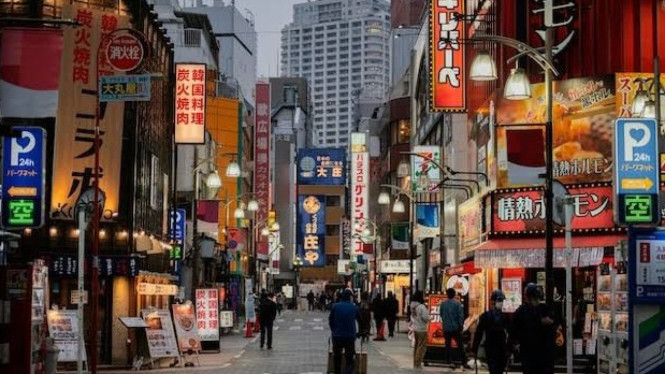 Ilustrasi kerja di Jepang, 1. Bangkok, Thailand, 2. Ibiza, Spanyol, 3. Tokyo, Jepang, 4. Las Vegas, Amerika Serikat, 5. Rio de Janeiro, Brasil
