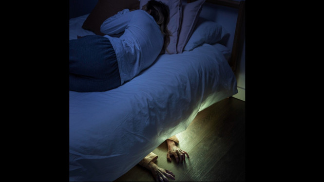 Ilustrasi dengar suara mistis saat ketindihan, Apa Itu Sleep Paralysis dan Mengapa Bisa Ada Suara Aneh?, Bagaimana Otak Kita Bisa Menciptakan Suara yang Tidak Ada?, Jenis-Jenis Halusinasi Selama Sleep Paralysis, Kenapa Halusinasinya Selalu Seram?, Bagaimana Cara Menghindari Halusinasi Saat Ketindihan?