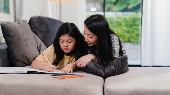 Ilustrasi ibu mengajari anak belajar, Kenapa Rutinitas Itu Penting?, Disiplin Tanpa Drama: Apa Bedanya?, Langkah-Langkah Membangun Rutinitas Belajar Tanpa Paksaan, Dampak Positif Rutinitas Belajar Tanpa Tekanan