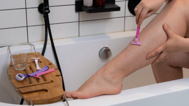 Ilustrasi mencukur bulu kaki, Persiapan Sebelum Mencukur, Memilih Produk Pendukung yang Tepat, Teknik Mencukur yang Benar, Perawatan Pasca-Cukur, Frekuensi dan Perawatan Alat Cukur, Tips Tambahan untuk Hasil Maksimal
