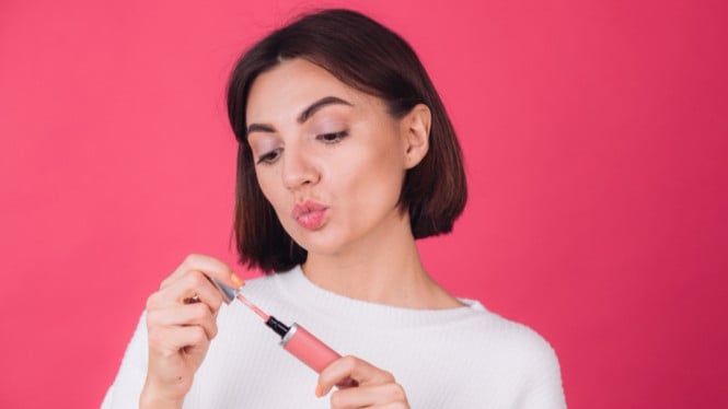 Ilustrasi memakai lipcream, 1. Wardah Colorfit Ultralight Matte Lipstick, 2. Emina Creamatte Lip Cream, 3. Implora Urban Lip Cream Matte, 4. Hanasui Mattedorable Lipstick, 5. Purbasari Lipstick Color Matte