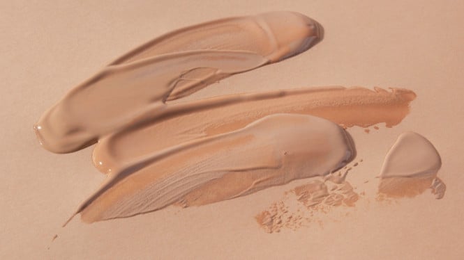 Foundation, Skin Tint vs Foundation: Apa Sih Bedanya?, Kapan Harus Pilih Skin Tint?, Kapan Harus Pilih Foundation?, Cara Memilih Berdasarkan Jenis Kulit, Produk Populer: Skin Tint vs Foundation