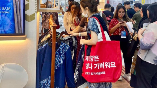 Ilustrasi UMKM Go Internasional, 1. Mengikuti Pameran Dagang Internasional, 2. Memperkuat Ciri Khas Produk Lokal, 3. Menggabungkan Nilai Tradisional dan Desain Modern, 4. Benchmarking dan Adaptasi Produk, 5. Kolaborasi dengan Korporasi, 6. Membangun Jejaring Bisnis Internasional, 7. Menciptakan Narasi Produk yang Otentik