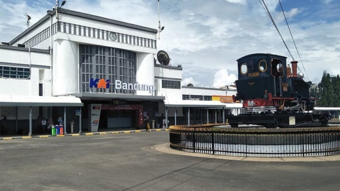 Stasiun Bandung, 1. Jalan Braga, 2. Alun-Alun Bandung dan Masjid Raya Bandung, 3. Museum Konferensi Asia Afrika, 4. Taman Lalu Lintas Ade Irma Suryani, 5. Pasar Baru Trade Center, 6. Paskal Food Market