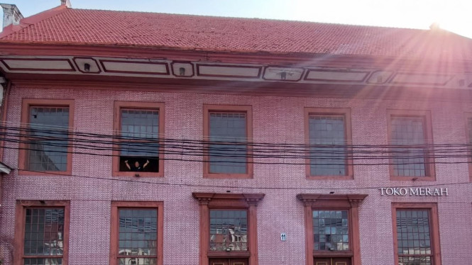 Toko Merah Kota Tua, Tragedi Geger Pecinan 1740, Aura Mistis yang Menyelimuti Toko Merah, Daya Tarik Wisata Modern, Pengalaman Wisata yang Tak Terlupakan