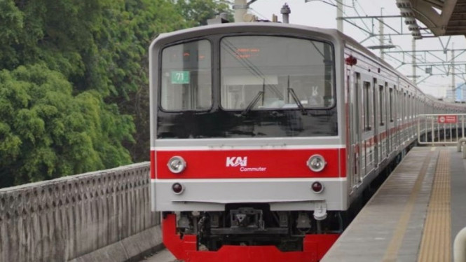 KRL Commuter, 1. MRT Jakarta: Cepat dan Modern, 2. TransJakarta: Jaringan Luas dengan Tarif Terjangkau, 3. KRL Commuter Line: Andalan Komuter Jabodetabek, 4. LRT Jakarta dan Jabodebek: Ramah Lingkungan, 5. Mikrotrans: Fleksibel untuk Rute Pendek, 6. Bajaj: Unik dan Personal, 7. Kereta Bandara Soekarno-Hatta