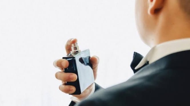 Ilustrasi memakai parfum