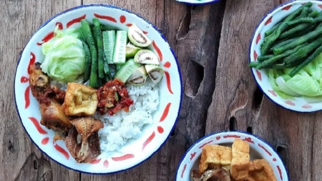 Nasi Tempong, 1. Pesatogan Kemangi – Pecel Pitik yang Sakral, 2. Sego Tempong Mbok Wah – Nasi Tempong yang Menggoyang Lidah, 3. Oling River Food – Kuliner Tepi Sungai yang Unik, 4. Pasar Wit-Witan – Surga Kuliner Tradisional, 5. Pondok Rasa Bu Lilies – Seafood Segar dengan Cita Rasa Khas