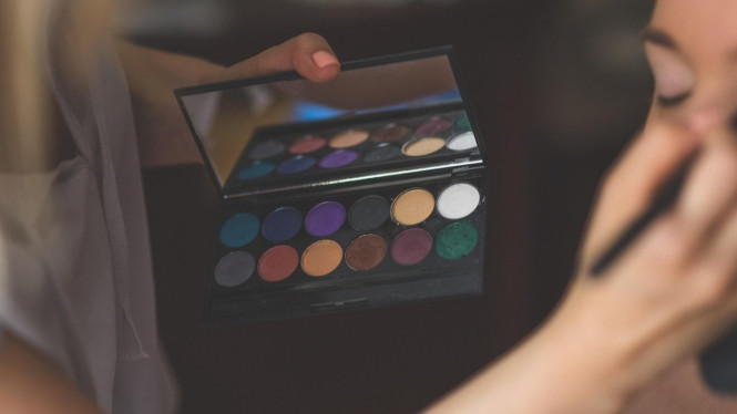Ilustrasi eyeshadow, 1. Emina Pop Rouge Pressed Eye Shadow: Pilihan Ekonomis untuk Pemula, 2. Madame Gie Moondust Temptation: Warna Pekat dengan Harga Rp30 Ribuan, 3. Implora Eyeshadow Palette Dawn: Nuansa Earthy untuk Segala Acara, 4. Wardah EyeXpert Eye Shadow: Elegan dan Tahan Lama