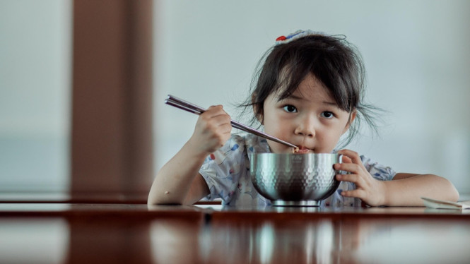 Ilustrasi anak sedang makan, Keamanan Penyedap Rasa untuk Anak, Aturan Penggunaan Penyedap Rasa, Alternatif Penyedap Rasa Alami, Tips Memasak dengan Penyedap Rasa, Perhatikan Kebutuhan Gizi Anak