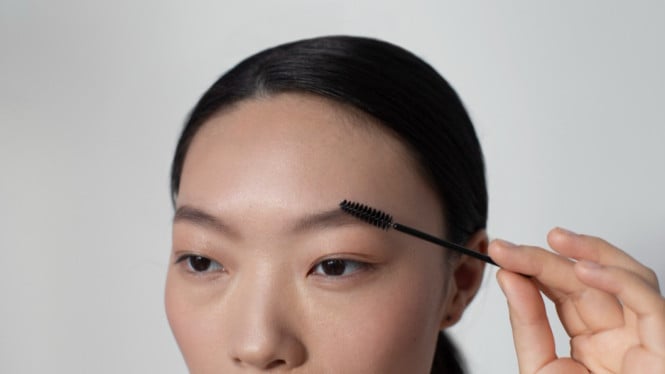 Ilustrasi menggambar alis, 1. Luxcrime Slim Triangle Precision Brow Pencil, 2. Maybelline Define &amp; Blend Brow Pencil, 3. Implora Softbrow Pencil, 4. Wardah EyeXpert Eyebrow Pencil, 5. Fanbo Fantastic Eyebrow Pencil