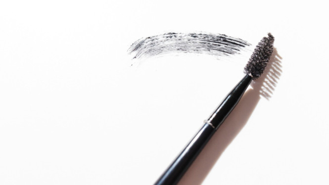 Ilustrasi gambar alis, Langkah Gambar Alis Anti Gagal: Pensil Dulu, Baru Gel, Hindari Kesalahan Alis yang Bikin Makeup Gagal Total, Dari Gagal Jadi Rapi: Transformasi Alis dengan Teknik yang Benar, Tips Tambahan agar Alis Selalu On Point