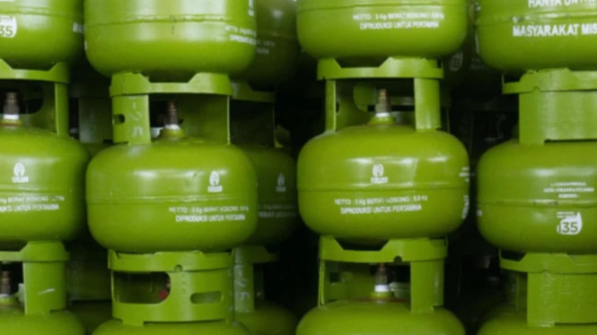 Gas elpiji, 1. Gunakan Kompor dengan Efisiensi Tinggi, 2. Atur Tekanan Api dengan Bijak, 3. Pilih Peralatan Masak yang Tepat, 4. Rencanakan Memasak Secara Efisien, 5. Periksa Kebocoran Tabung Gas Secara Rutin, 6. Manfaatkan Teknik Memasak Hemat Gas, 7. Pertimbangkan Alat Masak Alternatif, 8. Edukasi Keluarga tentang Penggunaan Gas