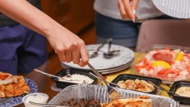 Ilustrasi potluck di Jumat, Tradisi Makan Setelah Salat Jumat: Dari Masjid hingga Kantor, Makan-Makan = Sedekah Hari Jumat, Momen Sosial dan Silaturahmi Lewat Makan Bersama, Budaya Lokal yang Memperkuat Tradisi Ini, Apakah Tradisi Ini Wajib?, Tips Menghidupkan Tradisi Ini Tanpa Berlebihan