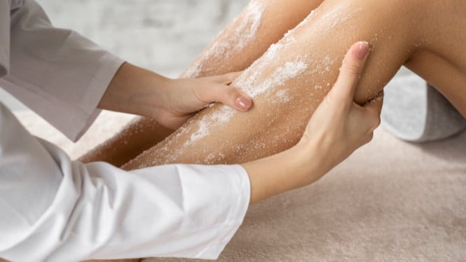 Ilustrasi body scrub, Resep 1: Body Scrub Gula dan Minyak Kelapa, Resep 2: Body Scrub Kopi dan Madu, Resep 3: Body Scrub Garam Laut dan Minyak Almond, Tips untuk Penggunaan Body Scrub yang Aman, Manfaat Tambahan untuk Kulit
