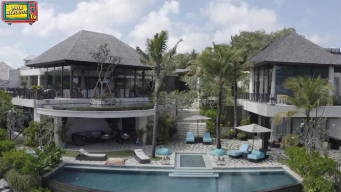 Villa Irwan Mussry, Kamar Tidur Menghadap Pemandangan Laut, Villa Irwan Mussry, Ruang Makan Bernuansa Kayu yang Elegan, Main Living Room dengan Dinding Kaca, Balkon Eksklusif untuk Menikmati Sunset, Fasilitas Gym Pribadi, Kolam Renang dan Jacuzzi dengan Pemandangan Laut, Villa Irwan Mussry, Lokasi Strategis Dekat Hotel Ayana Bali