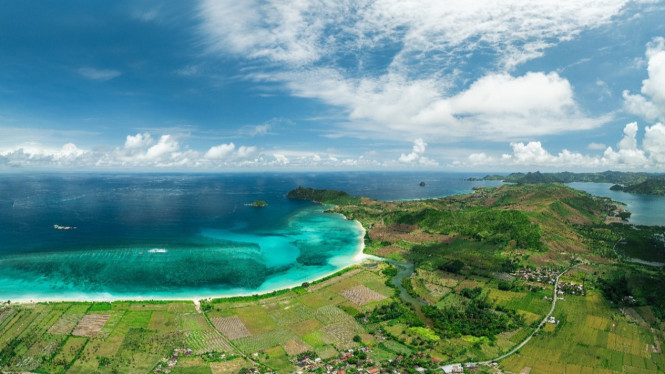 Marina Bay City, Lombok., 1. Keindahan yang Berbeda dari Bali, 2. Gunung Rinjani, Ikon Pendakian yang Mendunia, 3. Kekayaan Budaya Suku Sasak, 4. Surga Bagi Para Peselancar, 5. Transportasi yang Unik dan Tradisional, 6. Kuliner Khas yang Menggugah Selera, 7. Keberagaman Destinasi dalam Satu Pulau, 8. Gili, Tiga Permata di Barat Laut, 9. Keramahan Penduduk Lokal yang Hangat, 10. Akses dan Pilihan Akomodasi yang Terjangkau