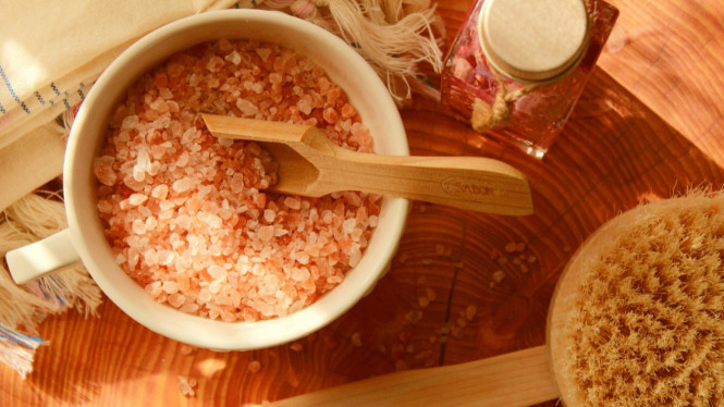 Salt bath, 1. Membersihkan dan Melembapkan Kulit, 2. Mengurangi Stres dan Relaksasi Otot, 3. Detoksifikasi Tubuh, 4. Klaim Spiritual: Membuka Aura, 5. Meningkatkan Kualitas Tidur