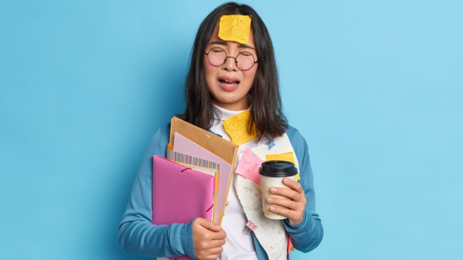 Ilustrasi sulitnya menjadi dewasa, Tingkat Pengangguran yang Naik, Faktor Tekanan Finansial, AI Gerus Pekerjaan Entry-Level, Peran Perusahaan dalam Adaptasi