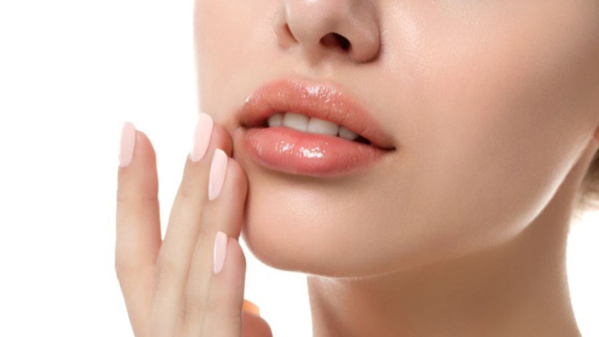 Ilustrasi bibir sehat, 1. Dehidrasi, 2. Kebiasaan Menjilat Bibir, 3. Kekurangan Vitamin dan Mineral, 4. Paparan Cuaca Ekstrem, 5. Reaksi Produk Perawatan, 6. Kondisi Kesehatan Tertentu
