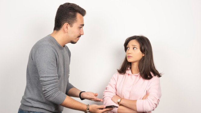 Ilustrasi love bombing, Mengapa Korban Sulit Menyadari dan Keluar dari Love Bombing?, Dampak Psikologis Love Bombing dalam Jangka Panjang, Apa yang Harus Dilakukan Jika Kamu Mengalami Love Bombing?, Kenapa Kita Rentan Terjebak? Ini Kaitan dengan Trauma dan Kehausan Emosional