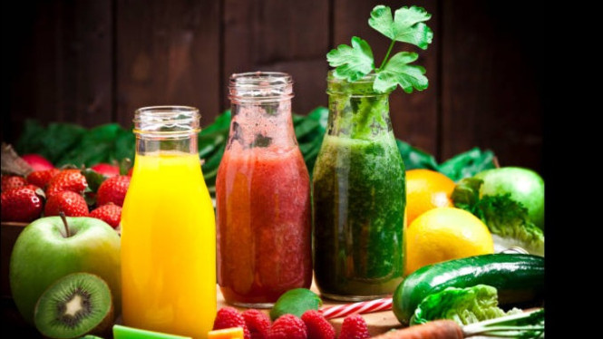 Ilustrasi jus detoks, Apa Itu Detox: Versi Populer vs Ilmiah, Klaim Detox vs Fakta yang Terbukti, Risiko &amp; Keterbatasan Detox, Apakah Detox Bisa Membantu Perut Buncit?