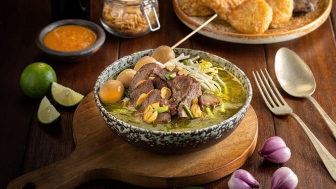 Ilustrasi Soto Kudus, Soto Betawi: Kental dengan Sentuhan Santan, Soto Lamongan: Segar dengan Koya yang Khas, Soto Banjar: Rempah Kaya dengan Perkedel, Ilustrasi Soto Banjar, Soto Madura: Kuah Bening dengan Jeroan, Soto Kudus: Manis dengan Suun dan Tauge, Ilustrasi Soto Kudus, Soto Bandung: Sederhana dengan Lobak