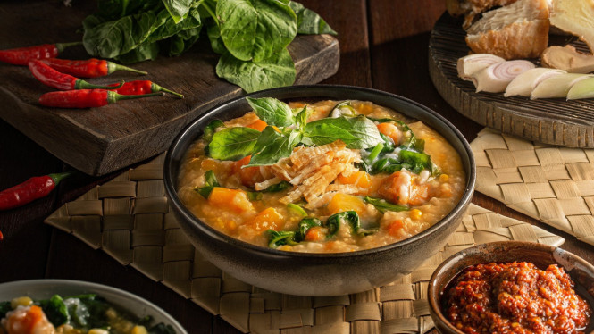 Bubur Manado, 1. Tinutuan (Bubur Manado), 2. Cakalang Fufu, 3. Nasi Kuning Manado, 4. Pisang Goreng dengan Sambal Dabu-Dabu, 5. Klapertaart