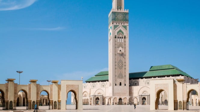 Masjid di Maroko, Indonesia: Surga Tropis dengan Biaya Terjangkau, Ilustrasi Investasi Properti di Bali, Vietnam: Pesona Asia Tenggara dengan Harga Bersahabat, Maroko: Eksotisme Afrika Utara yang Ekonomis, Tips Perjalanan Hemat untuk Maksimalkan Liburan