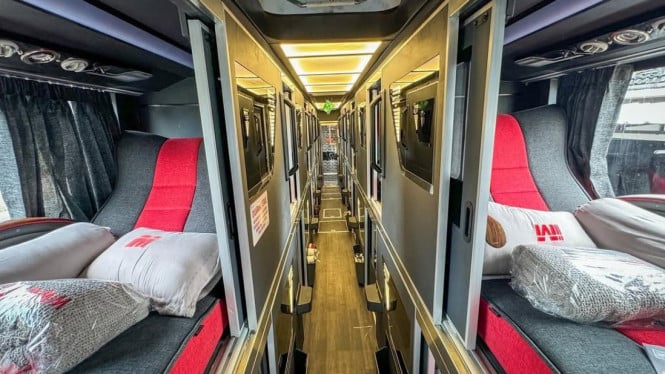 Ilustrasi bus sleeper, Bus Sleeper: Kenyamanan Layaknya Hotel Bergerak, Ilustrasi bus sleeper, Kereta Ekonomi: Pilihan Hemat dengan Pemandangan Menawan, Perbandingan Biaya dan Kenyamanan, Tips Memilih Transportasi yang Tepat