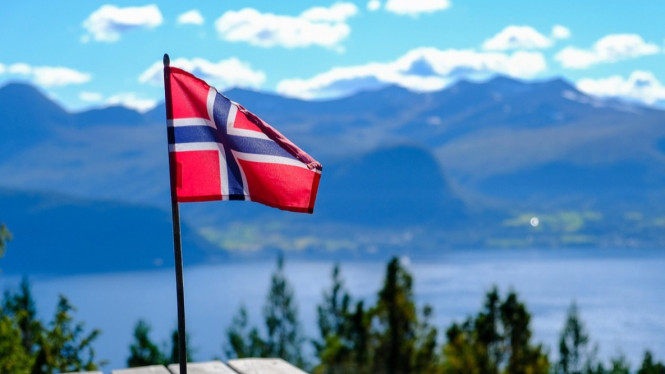 Ilustrasi bendera Norwegia, 1. Denmark: Negara dengan Kesejahteraan Sosial Terbaik, Ilustrasi kerja di Denmark, 2. Norwegia: Keindahan Alam dan Keamanan Tinggi, 3. Finlandia: Pendidikan dan Lingkungan yang Unggul, 4. Islandia: Stabilitas Sosial dan Keindahan Vulkanik, 5. Swiss: Kemakmuran Ekonomi dan Lanskap Pegunungan, Pegunungan Alpen Swiss, Tips Perjalanan ke Negara Sejahtera
