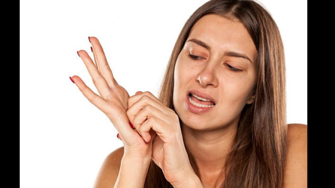 Ilustrasi gatal di tangan, 1. Dermatitis Kontak, 2. Eksim (Dermatitis Atopik), 3. Psoriasis Palmoplantar, Jangan Disepelekan: Bisa Jadi Tanda Masalah Sistemik, Gatal karena Psikologis? Bukan Hal Mustahil, Tanda-Tanda Gatal yang Perlu Diwaspadai, Solusi &amp; Pengobatan yang Dianjurkan, Kapan Harus ke Dokter Kulit atau Spesialis?