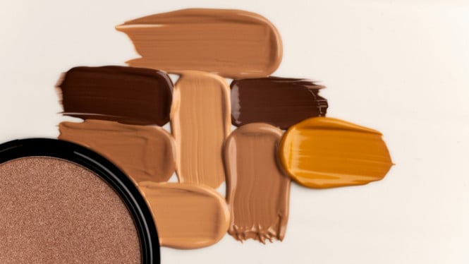 Ilustrasi warna foundation, 1. Make Over Powerstay Weightless Liquid Foundation, 2. Luxcrime 2nd Skin Luminous Foundation, 3. ESQA Flawless Powder Foundation, 4. BLP Beauty Face Base, 5. Wardah Colorfit Matte Foundation