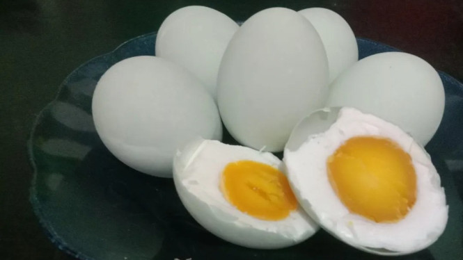 Ilustrasi telur asin, Bahan-Bahan yang Diperlukan, Langkah-Langkah Pembuatan Telur Asin, 1. Membersihkan Telur, 2. Membuat Larutan Garam, 3. Merendam Telur, 4. Memeriksa Kesiapan Telur, Tips untuk Hasil Terbaik, Variasi Penyajian Telur Asin