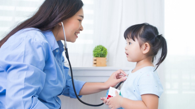 Ilustrasi anak di dokter, 1. Menggunakan Dokter sebagai Ancaman, 2. Tidak Mempersiapkan Anak Sebelum Kunjungan, 3. Menunjukkan Kecemasan Orang Tua, 4. Tidak Memberikan Dukungan Selama Pemeriksaan, 5. Mengabaikan Pengalaman Negatif Sebelumnya