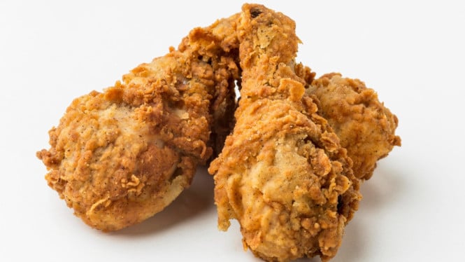 Ilustrasi crispy fried chicken, Pilih Bagian Ayam yang Tepat untuk Anak , Rahasia Marinasi: Gunakan Buttermilk atau Yogurt , Tepung Rahasia ala Restoran Cepat Saji , Teknik Menggoreng: Deep Fry dan Jangan Terlalu Penuh, Variasi Ayam Krispy yang Disukai Anak , Tips Aman untuk Anak Usia di Bawah 5 Tahun