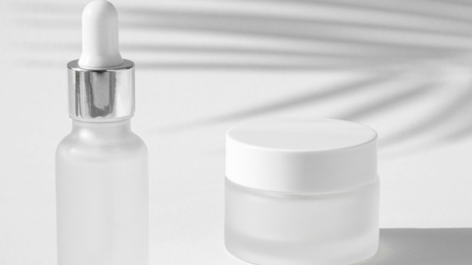 Ilustrasi botol skincare, 1. Mengubah Sampah Menjadi Barang Bernilai, 2. Mengurangi Sampah di Tempat Pembuangan Akhir, 3. Daur Ulang Jadi Mudah dengan Teknologi Pintar, 4. Meningkatkan Kepedulian Terhadap Sekitar melalui Daur Ulang, 5. Menjadi Bagian dari Komunitas Peduli Lingkungan