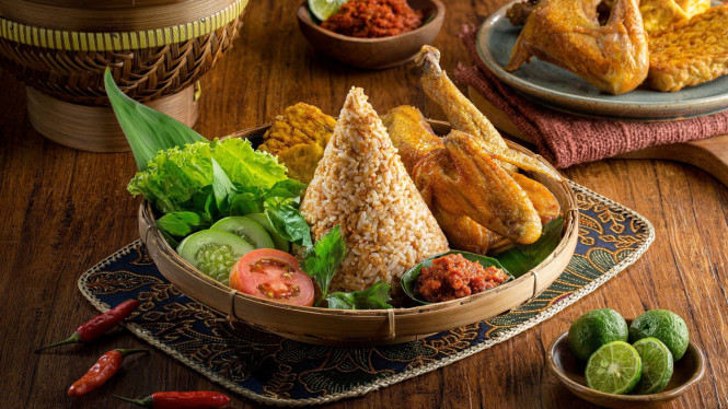 Nasi Tutug Oncom, Sejarah Nasi Tutug Oncom, Proses Pembuatan yang Otentik, Transformasi Menjadi Kuliner Prestisius, Daya Tarik bagi Wisatawan Kuliner, Tips Menikmati Nasi Tutug Oncom