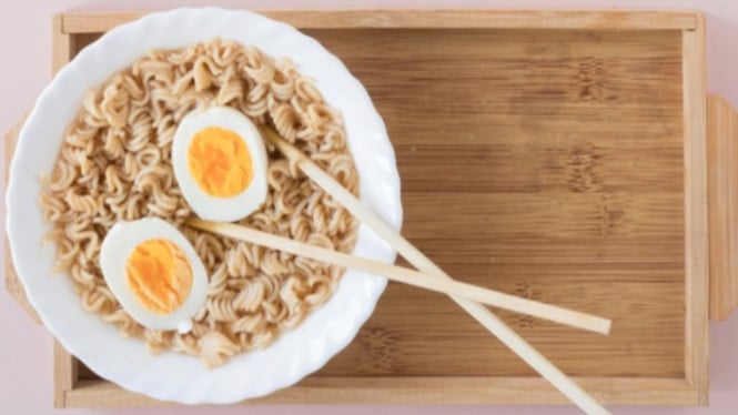 Ilustrasi mi dan telur, Fakta Kemiskinan dari Lensa BPS, Mi Instan dan Telur dalam Pola Makan Rumah Tangga, Tantangan Gizi dari Mi Instan dan Telur, Kreativitas Kuliner untuk Anggaran Terbatas, Harga Pangan dan Stabilitas Ekonomi