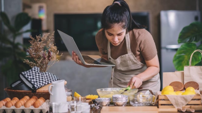 Ilustrasi trik masak cepat untuk ibu sibuk, 1. Stok Bahan Pokok Serbaguna ala Dapur Indonesia, 2. Pilih Menu Tanpa Daging yang Tetap Bergizi, 3. Manfaatkan Sisa Makanan Jadi Hidangan Baru, 4. Gunakan Teknik Masak Satu Wajan atau Satu Panci, 5. Persiapan Mingguan: Bumbu Dasar dan Sayur, 6. Manfaatkan Peralatan Dapur Modern, 7. Sisipkan Sayuran di Dalam Masakan, 8. Batch Cooking untuk Menu Keluarga, 9. Menu Cepat Saji: Nasi Goreng atau Mi Goreng, 10. Rencanakan Menu Mingguan