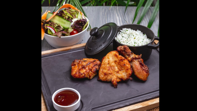 Ilustrasi nasi ayam bakar, Tantangan Makan Siang di Luar, Tips Makan Siang Sehat Saat di Luar Kantor, Cara Hemat Meski Makan di Luar, Contoh Menu Makan Siang Sehat dan Hemat di Luar