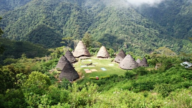 Wae Rebo, 1. Danau Kakaban, Kalimantan Timur, 2. Pantai Ngurbloat, Kepulauan Kei, 3. Wae Rebo, Flores, 4. Pantai Wedi Ombo, Yogyakarta, 5. Air Terjun Lapopu, Sumba, 6. Bukit Jaddih, Madura, 7. Pantai Ora, Maluku, 8. Teluk Asmara, Malang, 9. Danau Labuan Cermin, Kalimantan Timur, 10. Bukit Holbung, Sumatera Utara