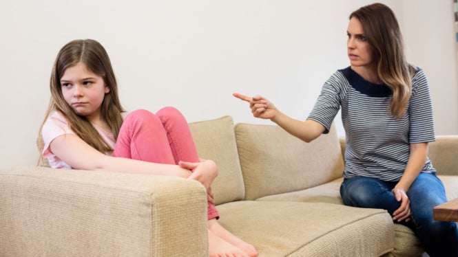 Ilustrasi anak adu argumen dengan orang tua, Apa Itu Helicopter Parenting?, Dampak Negatif Helicopter Parenting bagi Anak, Alasan Orang Tua Perlu Mengurangi Sikap Protektif, Tips Menerapkan Pola Asuh yang Seimbang