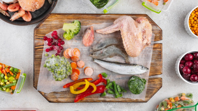 Ilustrasi frozen food, 1. Nugget Ayam dan Ikan, 2. Dimsum dan Siomay, 3. Sosis dan Bakso, 4. Pizza Beku, 5. Makanan Penutup Beku, 6. Roti dan Pastry Beku, 7. Sayuran dan Buah Beku, 8. Makanan Siap Saji, 9. Camilan Tradisional Beku, 10. Seafood Beku