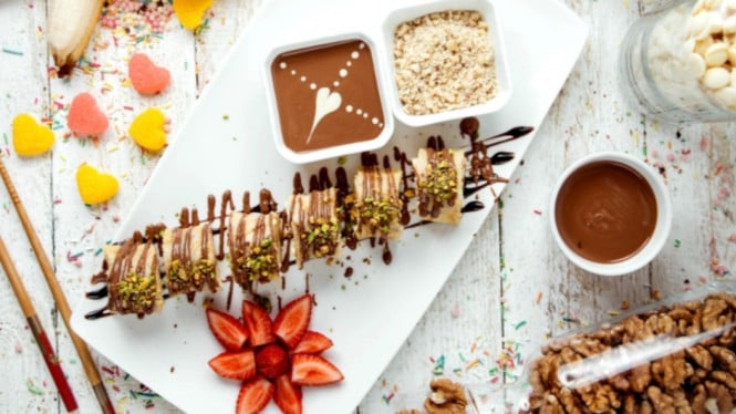 Ilustrasi pisang cokelat, 1. Gorengan, 2. Cimol dan Cilok, 3. Pisang Cokelat, 4. Martabak Mini, 5. Donat Mini, 6. Sempol Ayam, 7. Keripik Singkong, 8. Telur Gulung, 9. Makaroni Pedas, 10. Es Susu Pensil